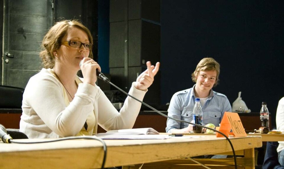 Den nye lederen Marit Finder Johannessen under valget, med tidligere leder Sebastian Eidem i bakgrunnen.