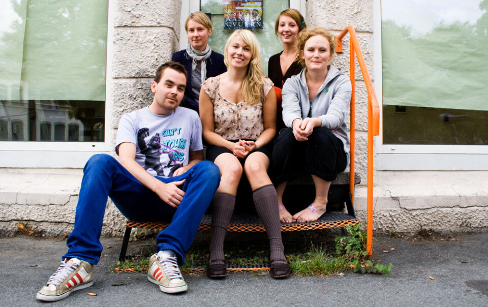 KLARE MED KUNST: Jonas Adrian Lilleengen(f.v.), Anja Johansen, Kristin Mandt Heim, Solveig Lønmo og Ellen Sofie Griegel er klare med utstillinga Canvas Underground på Galleri Babel. Kunstner Stig Tommy Høvik var ikke tilstede da bildet ble tatt.