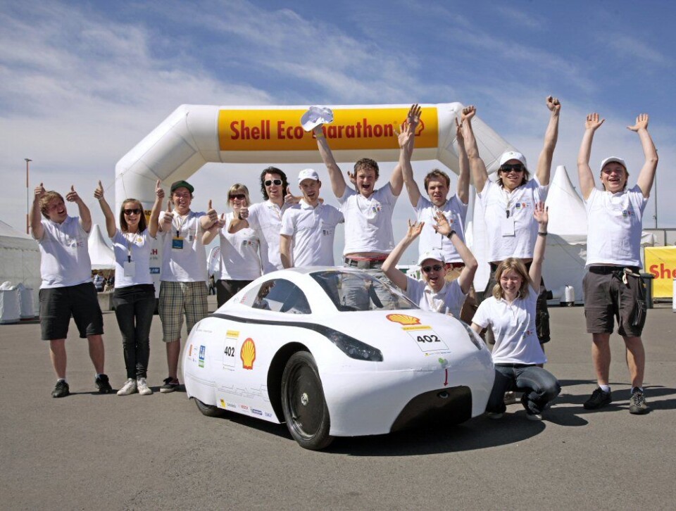 De nybakte verdensmesterne fra NTNU både kjørte lengst og slapp ut minst C02 i Shell Eco-marathon-konkurransen. (foto: www.fuelfighter.no)