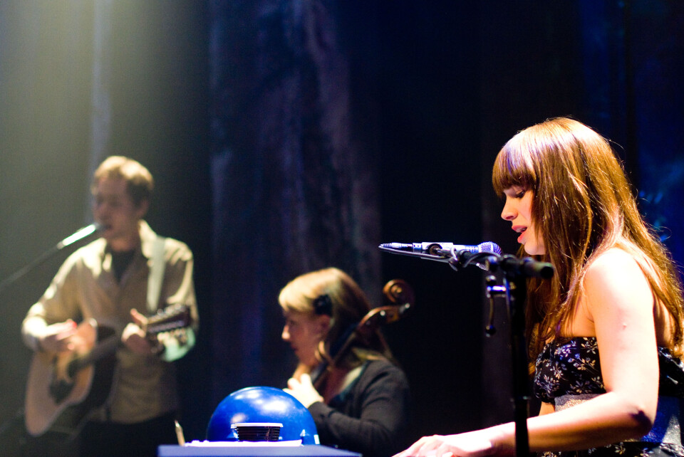 UTAN BASS OG TROMMER: men Marit Larsen gjennomførte konserten med sjarm og god kontakt med publikum.