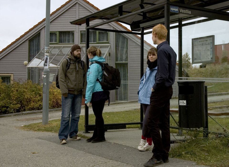 VENTENDE STUDENTER: Ayla Johanne Lillevik (nummer to fra høyre) har flere venner som har flyttet fra Steinan fordi bussforbindelsen til Dragvoll er for dårlig.