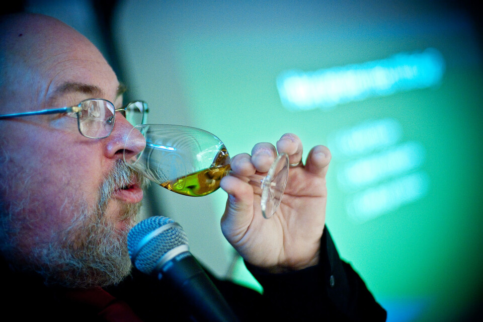 TRAKK MANGE: Den svenske whiskyautoriteten Anders Gjørling holdt kurs i Strossa, som var fylt til randen av nysgjerrige deltakere.