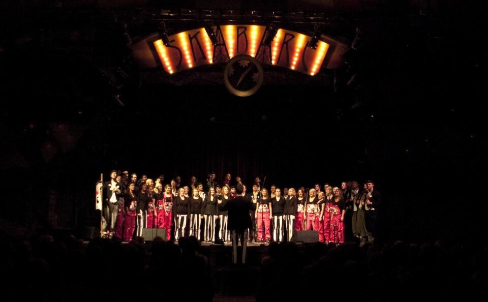 UNDER SAME TAK: Candiss, Pirum og Knauskoret stod saman på scena under det siste konsertnummeret og song Nu klinger'.'