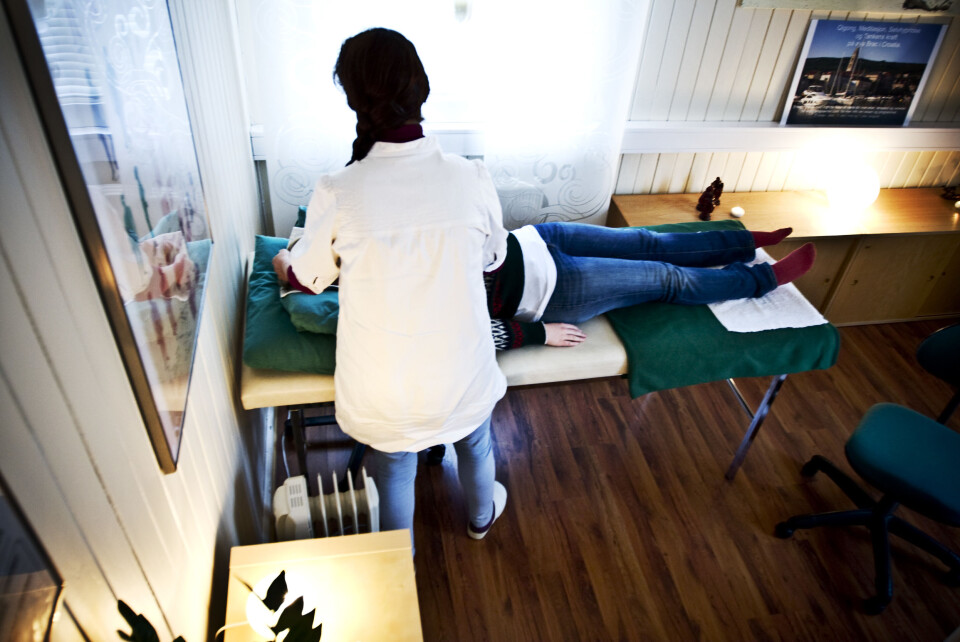 PÅ BENKEN: Hypnoterapeut Ingfrida Næs kjenner på energien til Under Dusken sin utsendte.