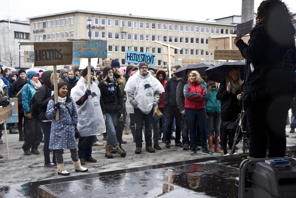 HØRER IKKE HJEMME BAK KASSA: – Når studentene må sitte bak kassa på rema i stedet for å lese til eksamen, da er det noe galt, sa leder Thea Mæhlum ved Velferdstinget.