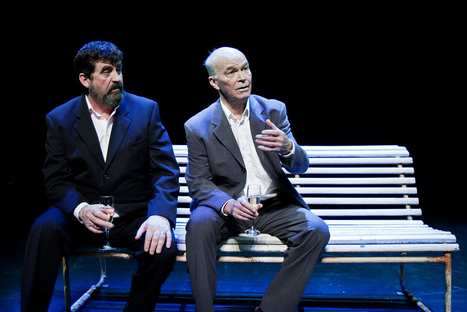 DE GAMLE BENKER SEG FOR NYTT KONSEPT: Arne O. Reitan (f.v.) og John Yngvar Fearnley skåler for vellykket premiere og til sammen 80 år med teater.