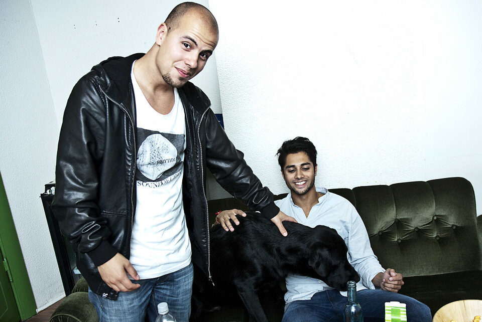 LEKER IKKE HIP-HOP: - Toddy løper litt rundt omkring, men det er klart vi måtte ha med hund på tur, sier Chirag.