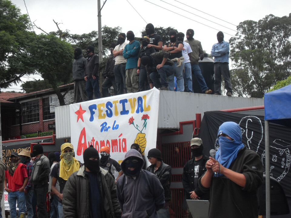 HELTER ELLER BANDITTER: Studenter ved Universidad de San Carlos i Guatemala okkuperer sitt eget universitet. Fjerning av studentrettigheter skaper frykt for privatisering av universitetet og tap av en historisk viktig autonomi. En autonomi som blant annet innebærer at universtitetet betingelsesløst har rett på fem prosent av statsbusjettet hvert år.