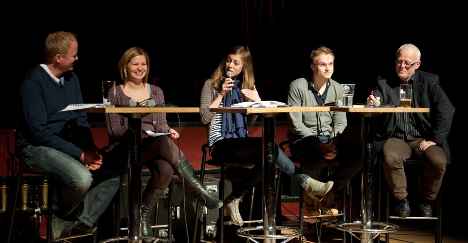MOTPOLER: Finn R. Aamodt (t.h) og Lars Haltbrekken (t.v) gikk hardt ut mot hverandre under debatten. Mellom dem sitter Guri Melby, Ingeborg Gjærum og Rolf Erik Tveten.