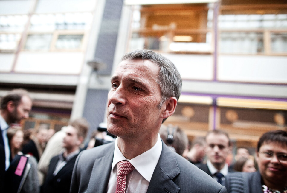NÆRT PÅ JENS: Statsminister Jens Stoltenberg i trengselen etter foredraget på Dragvoll torsdag.