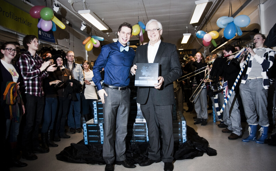 FULL FEST: Selv mandag morgen ble festpreget da Ingeniørspillet ble lansert på bokhandelen på Stripa. Andreas Bertheussen i Realfokus feiret det som allerede har blitt en spillsuksess sammen med NTNUs rektor Torbjørn Digernes.