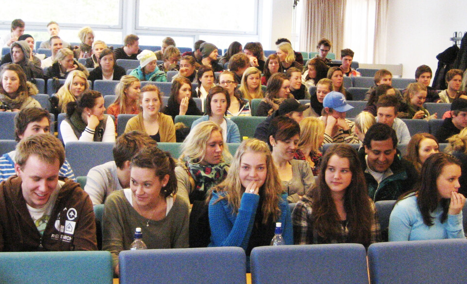 FØLAR SEG SNYTT: Lærarstudentane ved HiST er ikkje nøgde med å få vilkåra for utdanninga endra midt i utdanningsløpet. Tysdag møtte dei dekanen til allmøte.