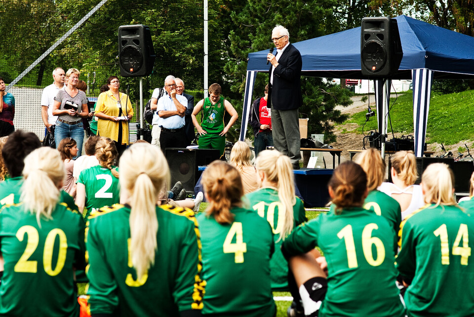 NY HJEMMEBANE: Jentene i NTNUI-volleyball hører på rektor Torbjørn Digernes under åpningen.