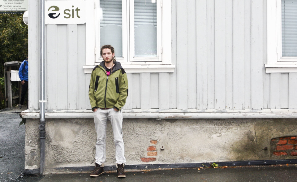UAVKLART: Håvard Bergo nekter å betale vaskegebyret fra SiT, og mener de bryter egne retningslinjer i tillegg til husleieloven når de uten forvarsel sender ut straffegebyrer til sine leietakere.