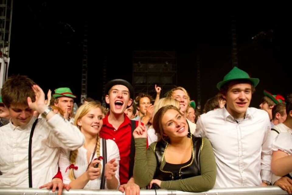 HELT MED: De drøyt fire tusen oktoberfestdeltakerne bidro alle til å lage god stemning i teltet.