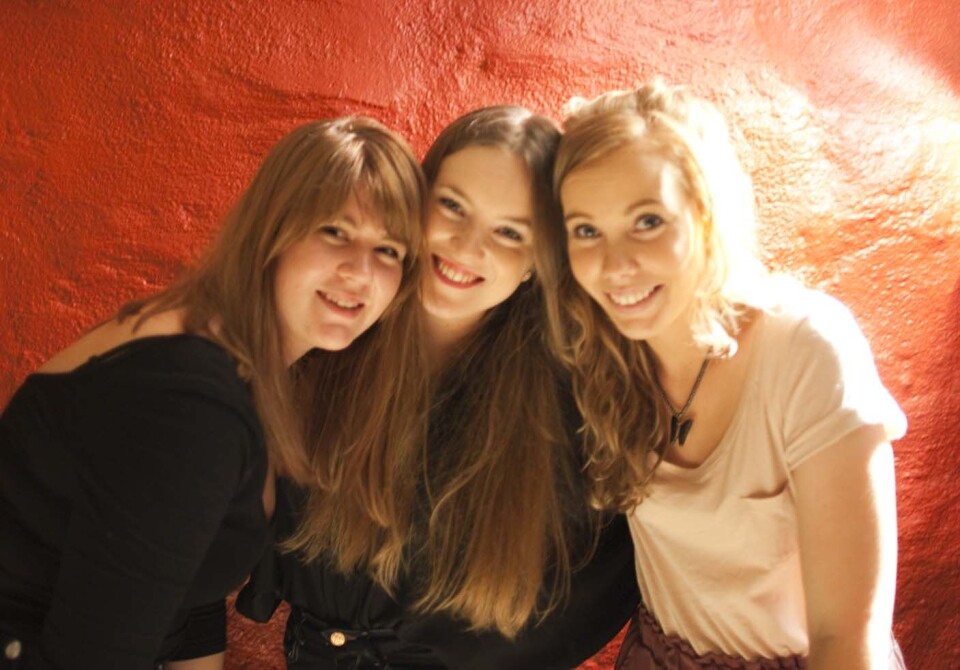 I FESTHUMØR: Silje Larsen, Sara Lindland og Mari Brovold er klare for å feire den nye linjeforeningen.