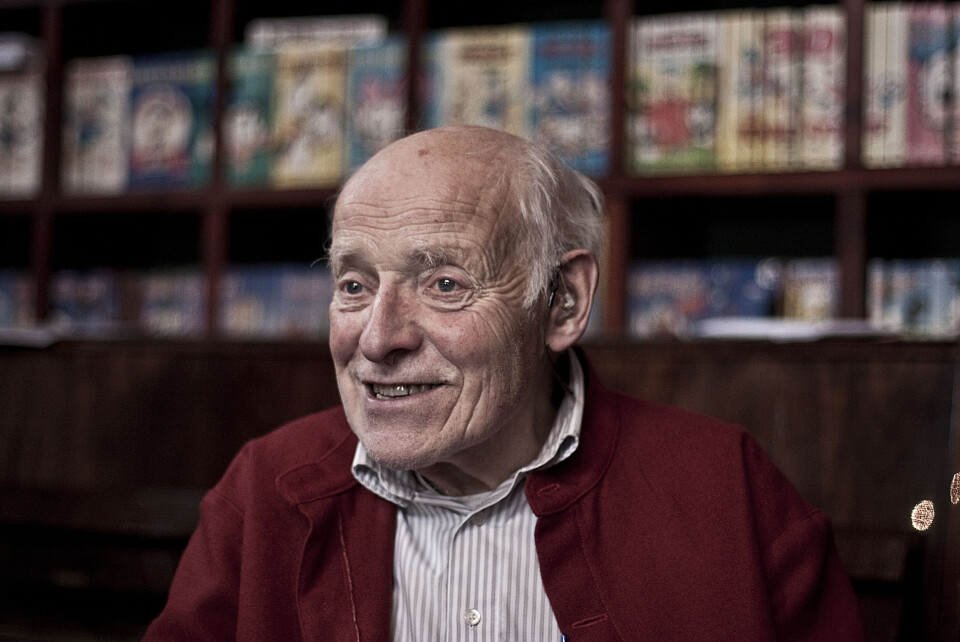 EN SVUNNEN TID: Arne Espelund forteller om en tid da studentene gikk i kjole og hvitt på lørdagskveldene.