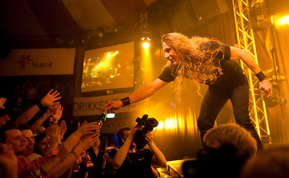 E-type delte ut backstageølen til fansen på første rad.