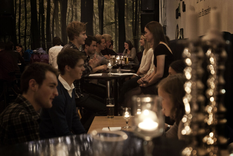 RASKE PARTNERBYTTER: UKAs speed-dating kunne by på både koselige møter og kleine sammentreff.
