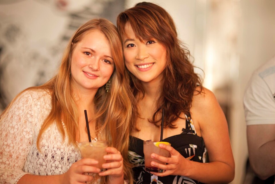 DRINKPIKER: Ida Stølan og Henriette Chiem er spritbarsjefer på Samfundet. - Det går mye i Mojitos og Kyoto i barene her, men vi håper flere får øynene opp for at det finnes mange gode alternativer, bare man tør, sier de.