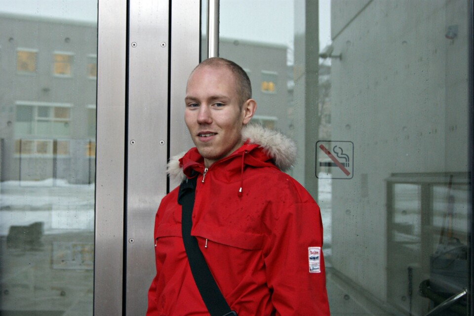 Student Alexander Svenning tener pengar på tyskomsettingar heimanfrå.