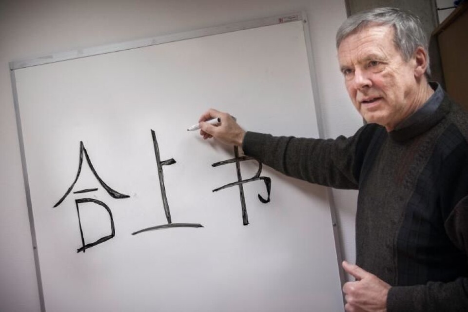 Losing languages: Several languages will disappear from NTNU's course offerings. Institute leader for the Institute of Foreign Languages, Ingvald Sivertsen, must say farewell to Japanese, Chinese and Italian.