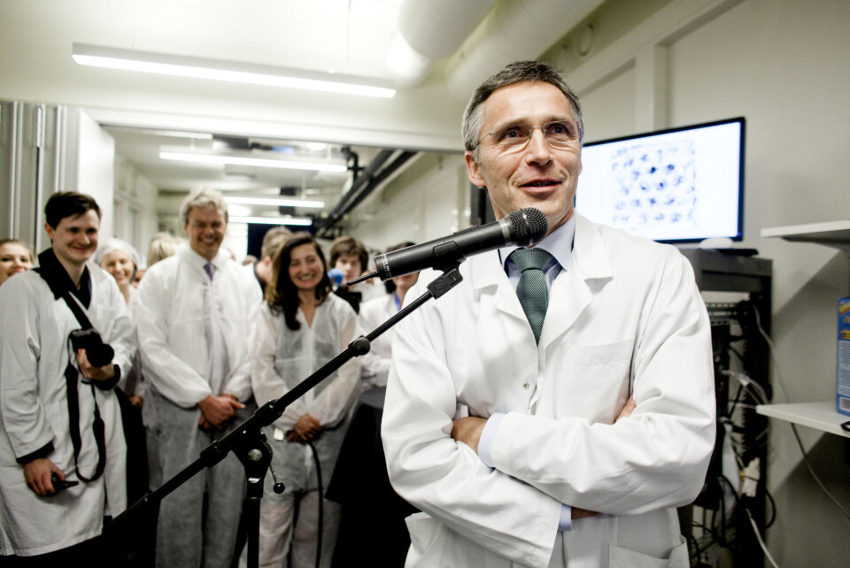 STOLT JENS: Statsminister Jens Stoltenberg holder tale ved det nye laboratoriet for hjerneforskning. I Bakgrunnen står leder og nestleder Edvard og May-Britt Moser.