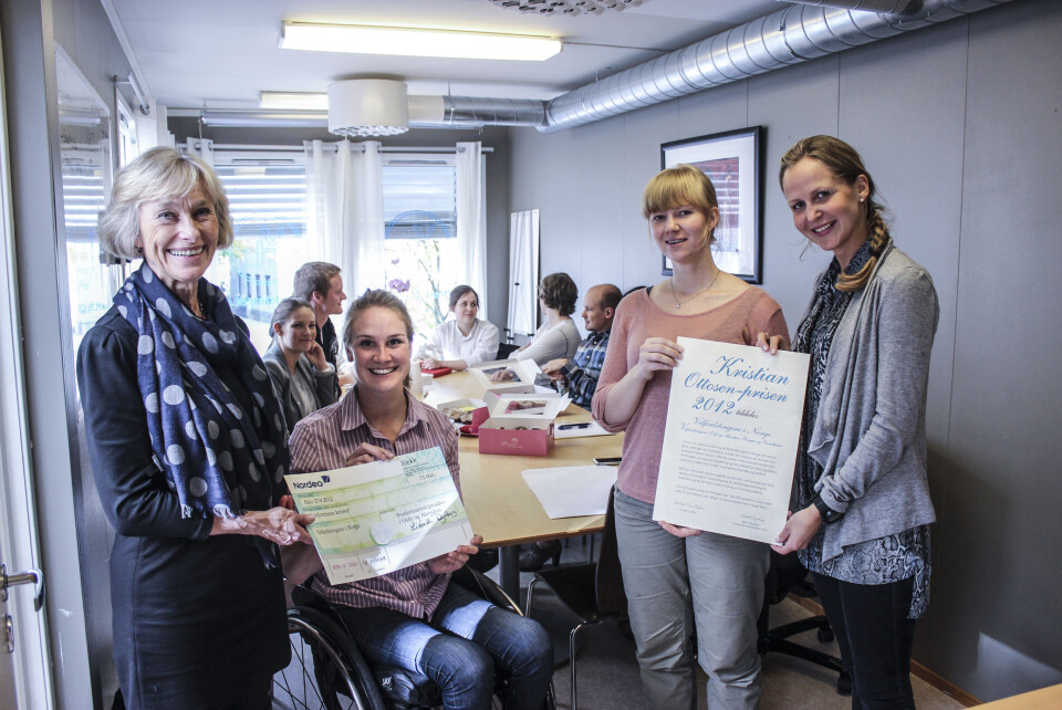Bildetekst: Leder Alexandra Løvland ved Velferdstinget (VT) i Trondheim og leder Birgit Røkkum Skarstein ved VT i Oslo (i midten) tok fornøyd imot Kristian Ottesen-prisen for deres innsats for å bedre studenters velferd.