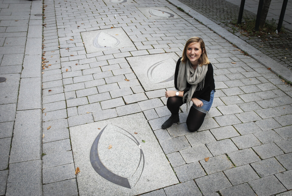 HEDRES MED KULTURGATE: Fredssjef Therese Høstad i ISFiT viser frem «Walk of Peace» i Jomfrugata. Årets vinner vil bli hedret med en inngravert stein under ISFiT i februar.