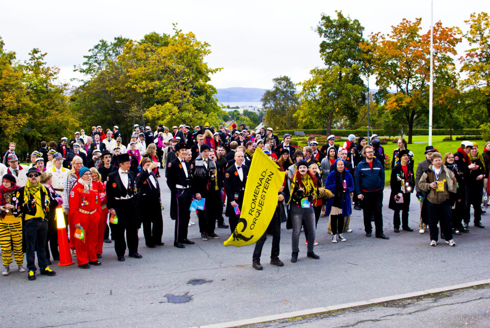 ORKESTERSAMLING: Et fargerikt fellesskap stilte opp utenfor Gløshaugen for orientering.