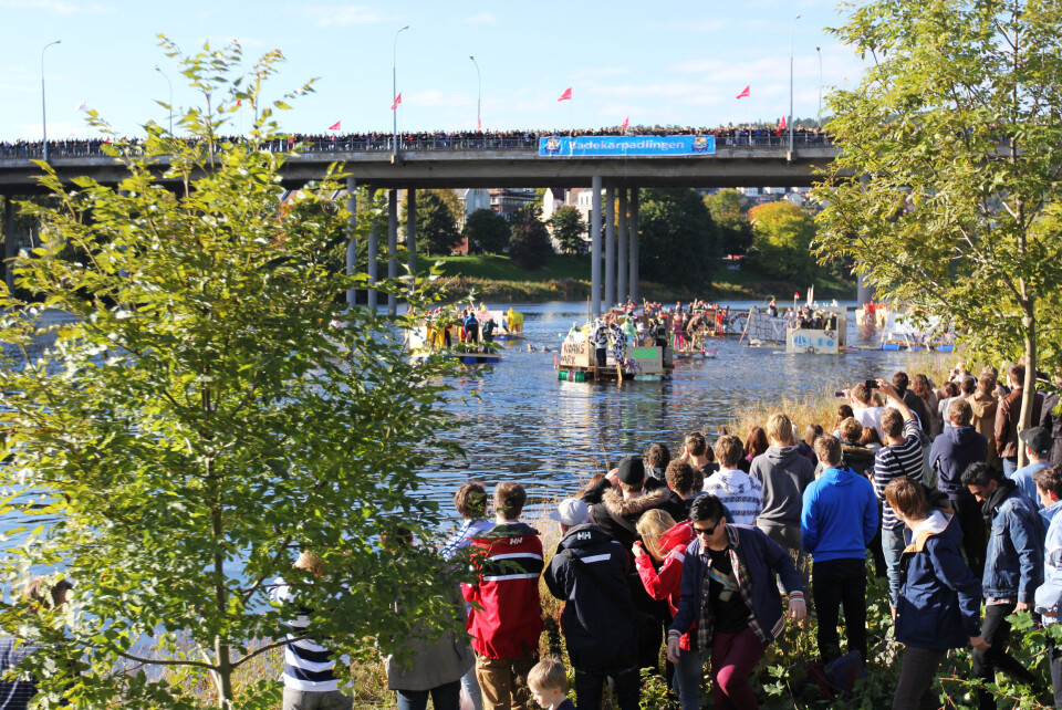 BRÅ VENDING: En fysmat-student ble fanget under en flåte under årets badekarpadling, og mottok hjerte- og lungeredning etter å ha blitt hentet opp av dykkere.