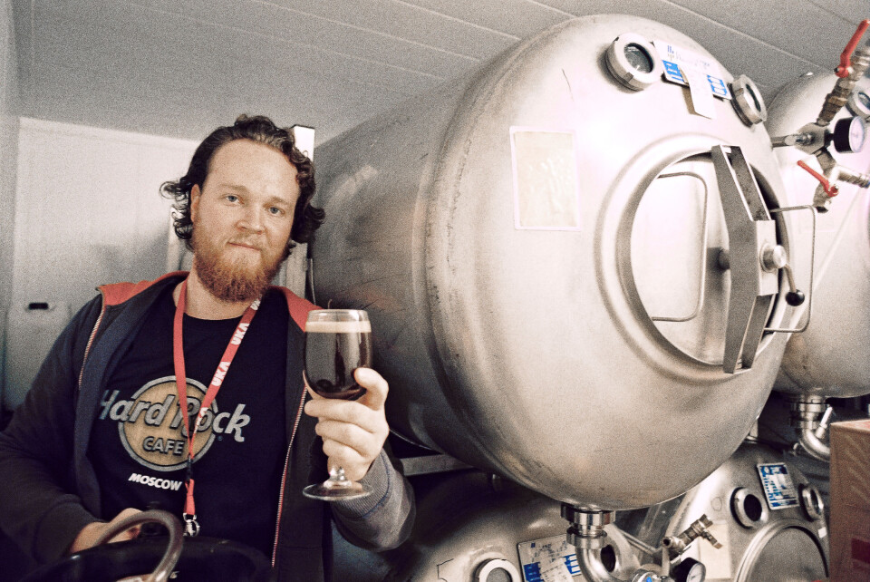 Bryggmester Ulrik Bjerkeli fra UKA byr på litt forfriskende øl.