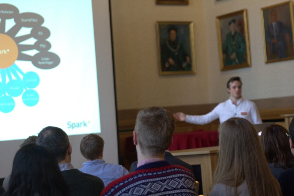 Studentene sparkes i gang