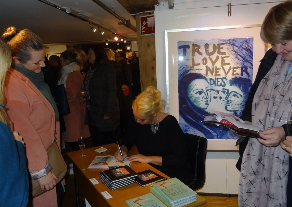 SIGNERING: Det var lang kø da kunsteren Bjørg Thorhallsdottir signerte bøker i galleri SG torsdag kveld.
