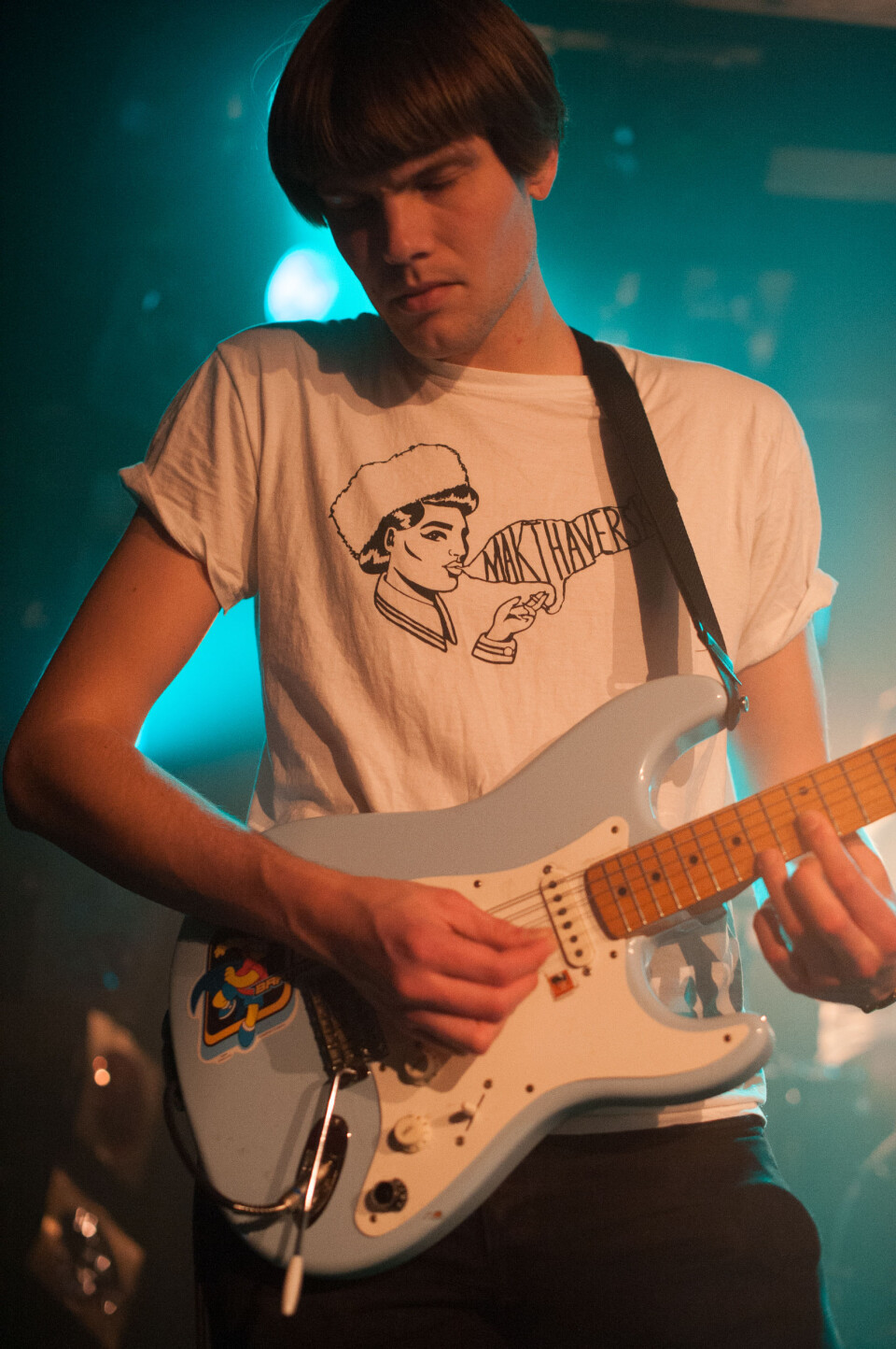Gitarist Gustav Data Andersson i dyp konsentrasjon.