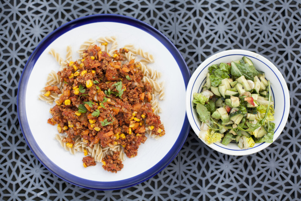 PASTA: Fullkornspasta finner du billig (Rema 1000 har eget merke), og hvis du har pizzakrydder, hakkede tomater, noen grønnsaker (gulerot, paprika, mais, squash - det som er i sesong og er billig!), en boks med bønner, har du en sunn, fyldig og billig pastarett! Bonus hvis du har løk og hvitløk.