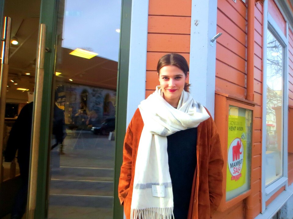 Inga Josefine Ibsdotter utenfor bokhandelen i Trondheim hvor en viktig scene fra filmen ble spilt inn