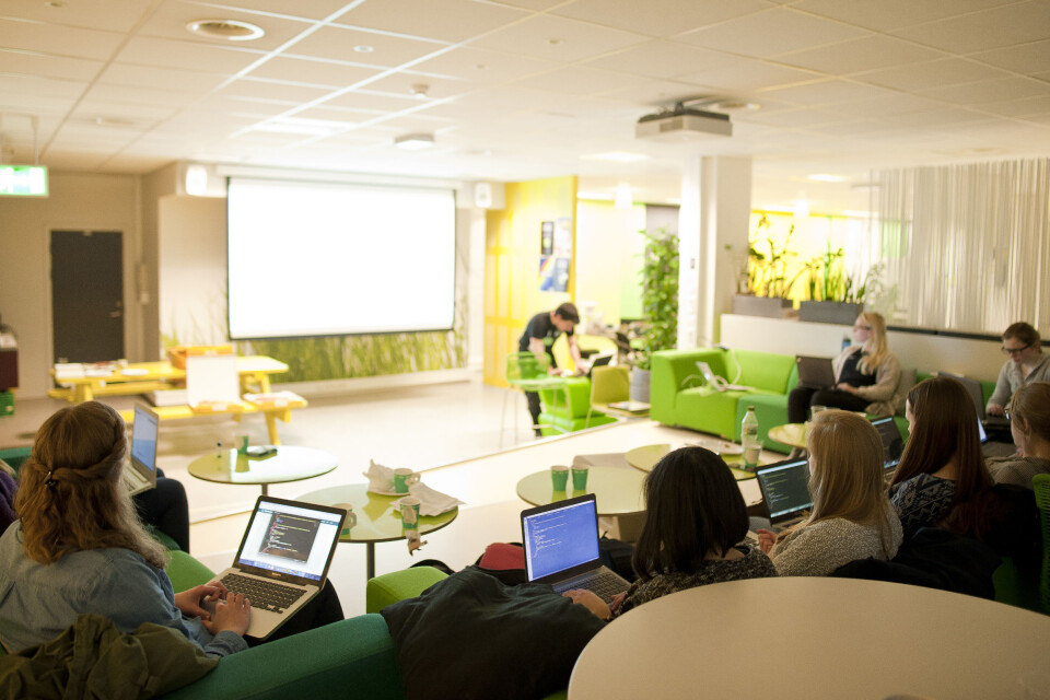 CODEHUB: Her lærer jentene om programmering. Blanding av faglige og sosiale arrangementer ser ut til å være nøkkelen til Jenteprosjektet Adas suksess.