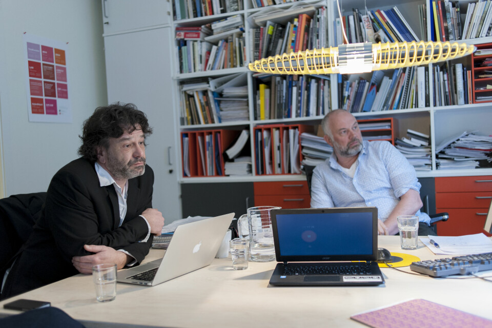 Instituttleder Florian Schneider (t.v) og Carl Fredrik Shetelig (t.h) tar brevet til studentene på alvor.