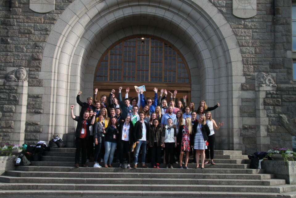 Fusjonsgjengen fra  «NTNUVi - Våre Ideer» - campen står samlet foran NTNU.  Idemyldringen fant sted 3.-9. august.