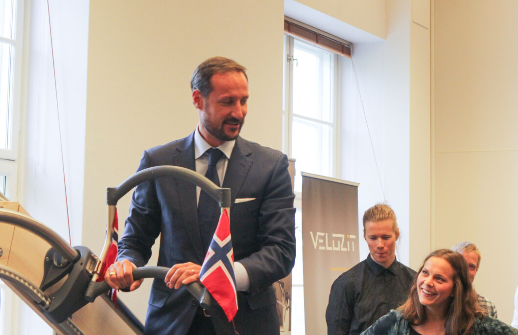 Kronprinsen prøver Assistep som skal hjelpe ustø mennesker i trapp. Ingrid Lonar er teknisk ansvarlig for produktet. I bakgrunnen: Øystein Bjelland Kronprinsen prøver Assistep som skal hjelpe ustø mennesker i trapp. Ingrid Lonar er teknisk ansvarlig for produktet. I bakgrunnen: Øystein Bjelland