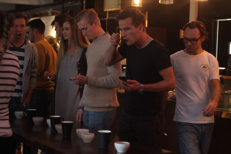 GÅR RUNDEN: Gjennom en 'komparativ cupping' får deltakerne på UKAs kaffekurs smake ulike typer brygg tett etter hverandre.