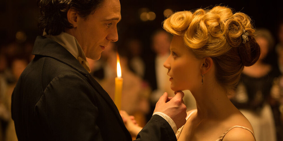 Tom Hiddleston og Mia Wasikowska briljerer i Guillermo del Toros nye storfilm.