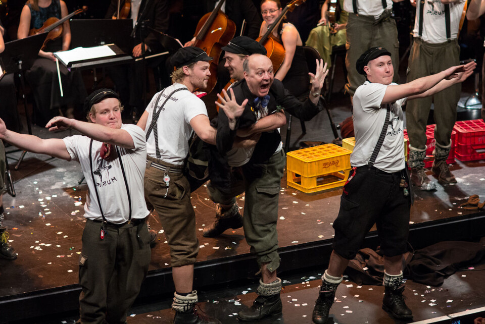 JUBILEUM: Når Pirum inviterer til fest er det duket for ablegøyer, noe TSS- og Symf.ork-dirigent Gavin David Lee får merke.