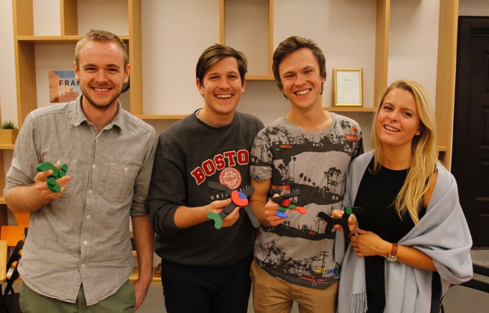 Magination-gründerne viser fram oppfinnelsen sin. Fra venstre: Tobias Linkjendal, Jørgen Gravseth Espnes, Juul Arthur Ribe Rudihagen og Hanna Agersborg Aanjesen.