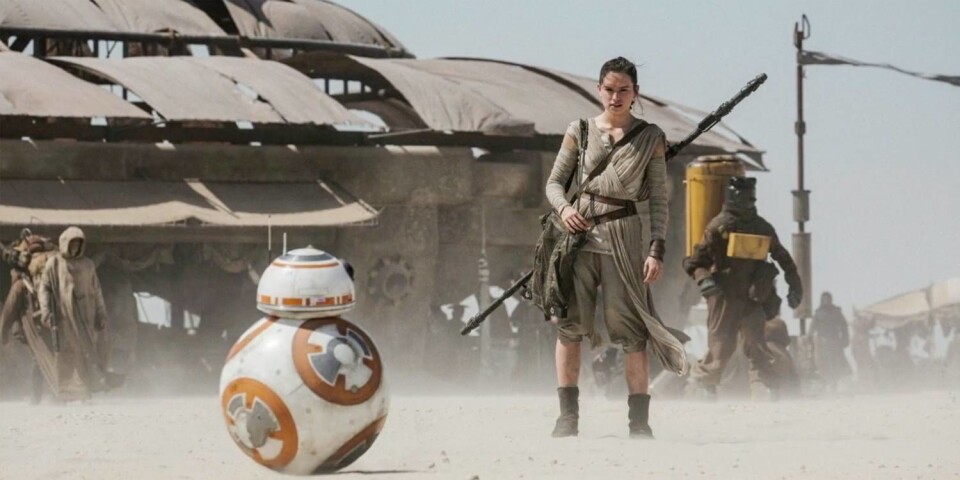 Rey (Daisy Ridley) og roboten BB-8 på ørkenplaneten Jakku.