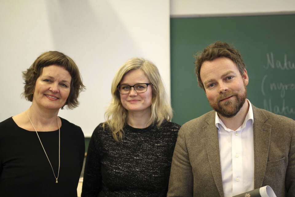 Fra venstre til høyre. Dekan Anne Kristine Børresen, førsteamanuensis i latin Thea Selliaas Thorsen og kunnskapsmiinster Torbjørn Røe Isaksen.