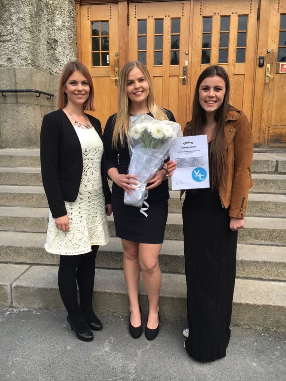 Studentmiljøet aksjonerte for å bevare kjellerne som sosialt tilholdssted. Fra venstre, leder for Velferdstinget Maiken størkersen, Hege Krokås Borge og Martine Lysebo i Reddkjellerne.