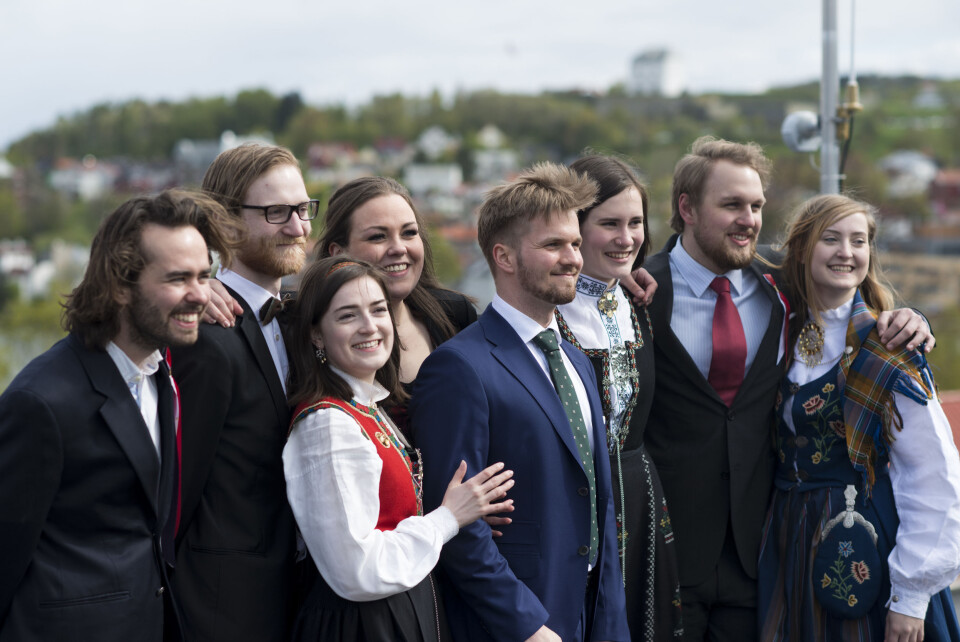 Det nyvalgte Samfundetstyret 17. mai 2016. Fra venstre: Gabriel Qvigstad, Mathias Rødland, Miriam Finanger Nesbø, Maren Kronlund, Christian Dahl-Nielsen, Amanda Gangsås Berstad, Magnus Bjerke og Vilde Marie Larsen