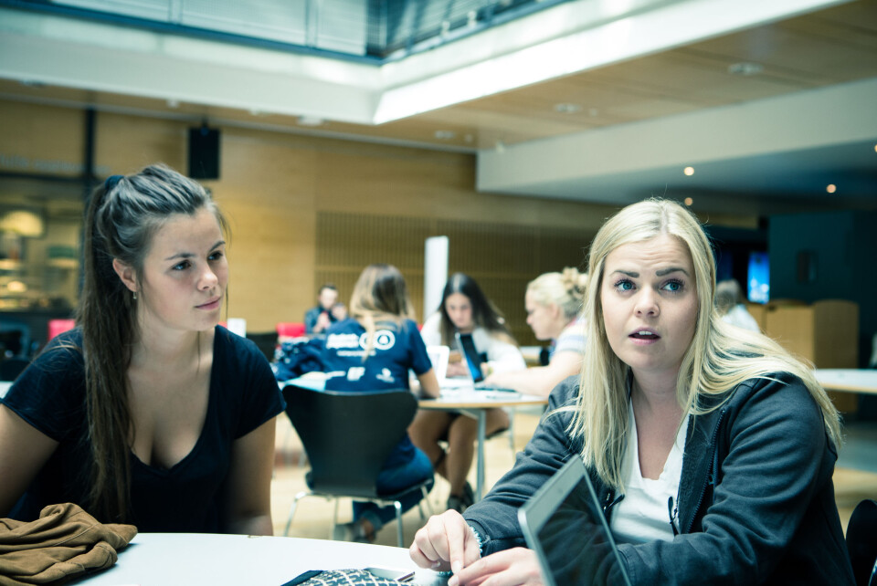 BEKYMRA: Martine Lysebo og Hege Krokås Borge frå Reddkjellerne ønskjer opning av kjellarane i 2017.